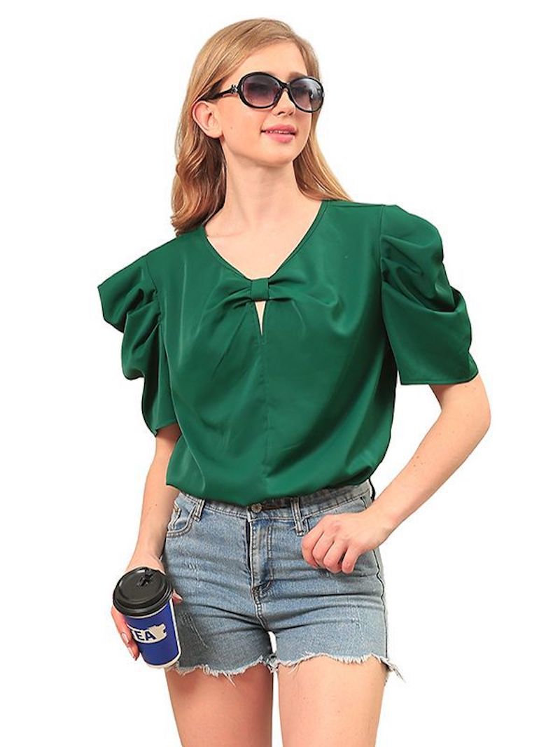 Mangas bufantes, decote em V, ajuste fino, camisa de fundo doce, fresca e versátil